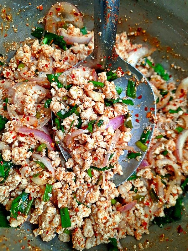 肉末辣味沙拉(Larb Moo) -泰式食物准备。